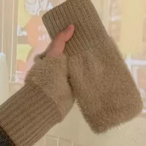 겨울운전장갑 여성 퍼 핸드 손 워머 손목 반 장갑 베이지