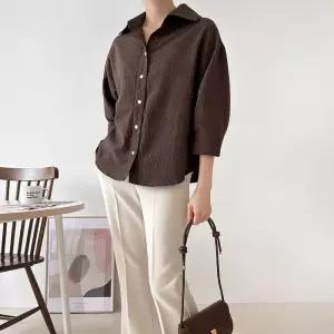 [신상오픈런]여성 스트라이프 핀턱 반팔 오피스 셔츠 가을용 (40818326)