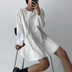 [신상오픈런]여성 리본넥 펀칭 스카시 코튼 미니 드레스 (40818141)