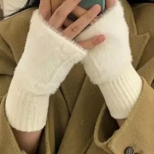 겨울운전장갑 여성 퍼 핸드 손 워머 손목 반 장갑 화이트