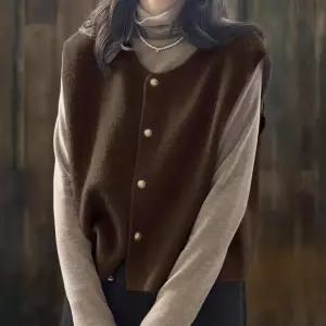 [신상오픈런]여성 클래식 골드 버튼 여유로운 핏 라운드넥 니트 베스트 (42238979)