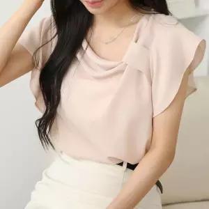 [신상오픈런]여성 여름 사무실룩 프릴 소매 묶음 드레이프 블라우스 (38541561)