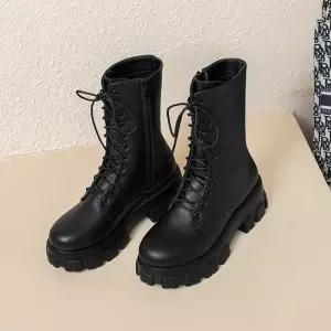 여성 블랙 통굽 캐주얼 레이스업 워커 스니커즈 LU65