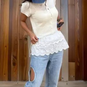 [신상오픈런]여성 사랑스러운 펀칭 프릴 층치마 밴드 화이트 스커트 (32455305)