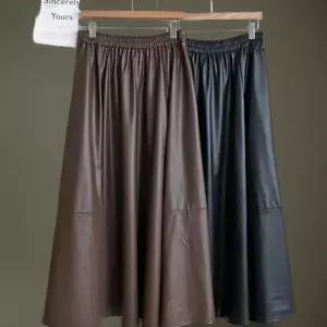 [신상오픈런]여성 힙무드 무지레더 롱 플레어 밴딩 스커트 (41907123)