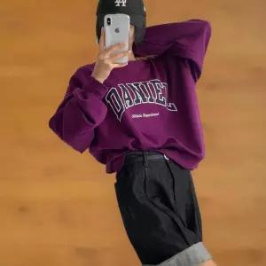 [신상오픈런]여성 가을 시즌 오버사이즈 보라색 레터링 맨투맨 티셔츠 (40953251)