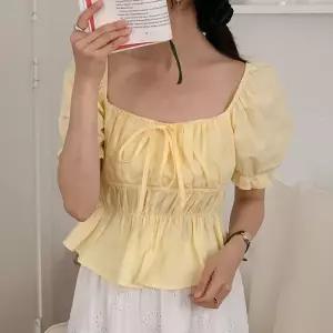 [신상오픈런]여성 리본 장식 스퀘어넥 퍼프 스모크 프릴 블라우스 (38541573)