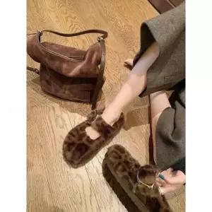 셉띠엠브레 하프 여성슬리퍼 앤티크 호피 뽀글이 라운드 스트랩 털가보시 슈즈 UNO5