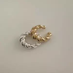 Bold twist earcuff E 33