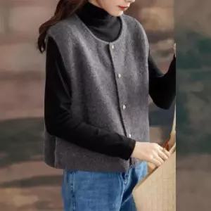 [신상오픈런]여성 클래식 골드 버튼 여유핏 라운드넥 니트 베스트 (42297642)