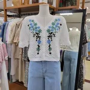 [하프클럽/] DP01 꽃 자수 뜨게 니트 크롭 가디건 OBNF305