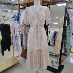 [하프클럽/] DP01 여밈 셔링 꽃무늬 쉬폰 원피스 OBOF527