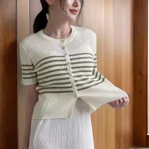 [신상오픈런]여성 여리핏 스트라이프 라운드넥 버튼 골지 반팔 니트 가디건 (32776727)