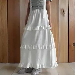 [신상오픈런]여성스럽고 청순한 프릴 맥시 A라인 롱 화이트 스커트 (32776659)