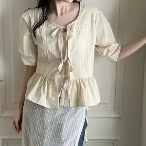 [신상오픈런]발레코어 리본블라우스 라운드넥 앞트임 프릴 캉캉 (30433682)