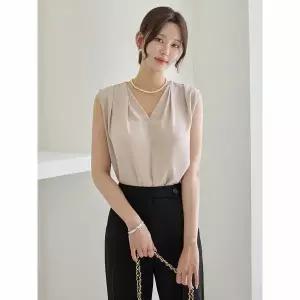 [하프클럽/모리스커밍홈]브이 핀턱 드레이핑 블라우스_M2507BL057B