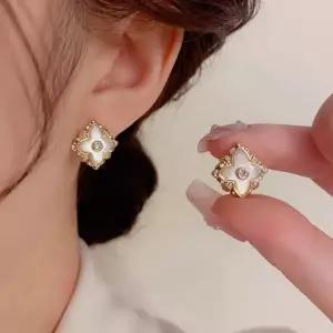 s925 루미에르 클래식 화이트 자개 프레임 귀걸이 2col