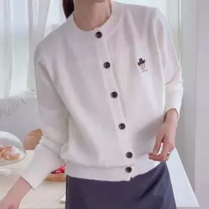 [신상오픈런]여성용 귀여운 자수 라운드넥 가을 긴팔 가디건 (40818185)