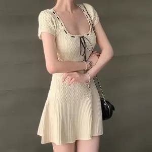 [신상오픈런]여성 리본 포인트 유넥 니트 플레어 미니 드레스 (39394032)