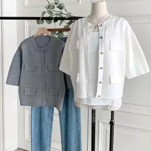 [신상오픈런]반팔가디건 금장 라운드 오픈 봄니트 반소매자켓 (31605756)