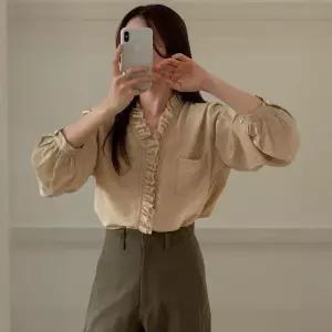 [신상오픈런]여성 가을 하객 패션 프릴 포켓 루즈 퍼프 블라우스 (40854432)