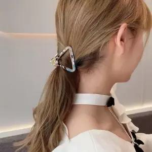 [신상오픈런]트라이앵글 컷아웃 반묶인 미니집게핀 레오파드 (30488701)