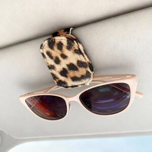 자동차용 DRIYANN 선글라스 홀더, 유니버설 마그네틱 자동차 선바이저 안경 가죽 클립, 티켓 카드 클립 (1, 레오파드)