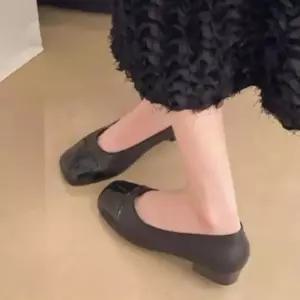 [신상오픈런]여성 20대 에나멜 광택 사각 앞코 저굽 플랫슈즈 (41316273)