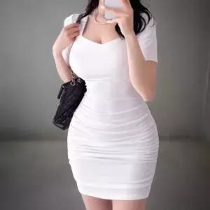 [신상오픈런]여성 스퀘어넥 반팔 미니 원피스 슬림핏 셔링 디자인 (37006380)