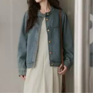 [신상오픈런]여성 클래식 노카라 골드버튼 중청색 긴팔 데님 재킷 (37001083)