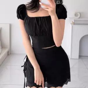 [신상오픈런]여성용 사랑스러운 플라워 오프숄더 프릴 크롭 블라우스 (37001241)