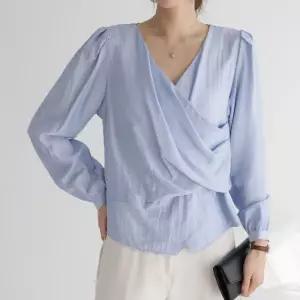 [신상오픈런]랩블라우스 브이넥 드레이퍼리 긴팔 비서 면접 흰셔츠 (30551466)