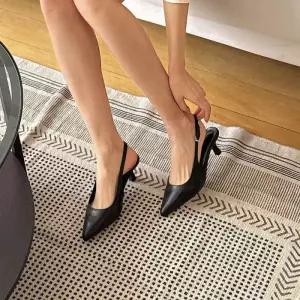 [신상오픈런]흰구두 뾰족코 여리핏 칼발 낮은굽 버클 슬링백 (30489479)