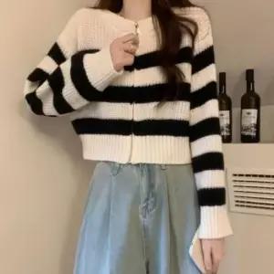 [옷은날개] 여자 2컬러 크롭 니트집업 스트라이프 숏 집업가디건