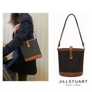 질스튜어트 뉴욕 25SS V장식 포인트 로젤라 칠링 패턴 버킷형 숄더백 JABA5E301W2 국내매장판 1685179