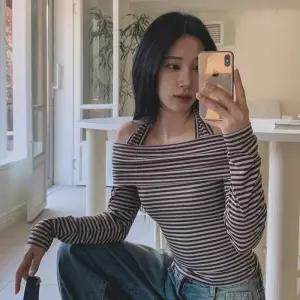 [신상오픈런]홀터넥 쇄골 어깨트임 스트라이프티셔츠 쫄티 (30489507)