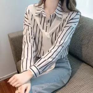 [옷은날개] 여성 스트라이프 줄무늬 어깨 스카프 카라 셔츠