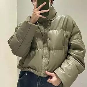 여성 숏패딩 은은한 광택감 방한 세미크롭 점퍼 아우터