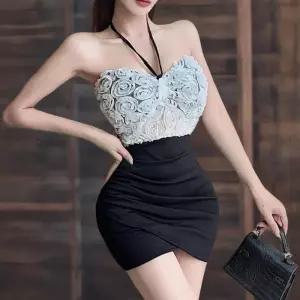 [신상오픈런]여성 홀터넥 캡내장 장미 패턴 슬림핏 셔링 미니 드레스 (41266583)