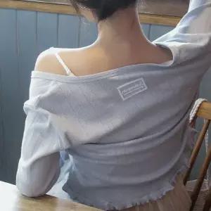 핫핑 [레이스라벨/러블리] 슬로티 펀칭 프릴 V넥 긴팔 니트가디건