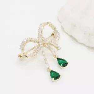 [다잇템]여자 럭셔리 에메랄드 주얼리 리본 큐빅 브로치 (13876467A)