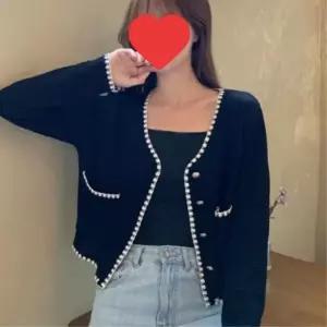 [신상오픈런]여성 클래식 골드 버튼 두 포켓 배색 트위드 가디건 (39180917)