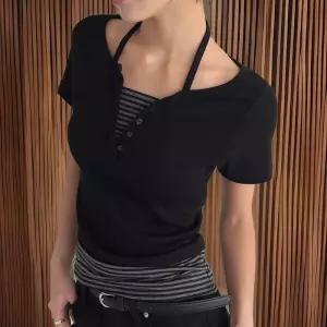 [신상오픈런]여성 홀터넥 스트라이프 레이어드 슬림 티셔츠 (32349169)