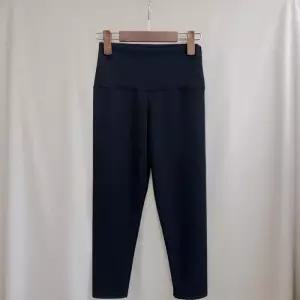 [신상오픈런]여성용 7부 슬림핏 필라테스 레깅스 넓은밴드 스판 런닝 팬츠 (41574944)