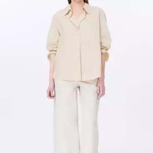 갤러리아 [쉬즈미스]백슬릿오픈카라스트라이프셔츠(251ST210)