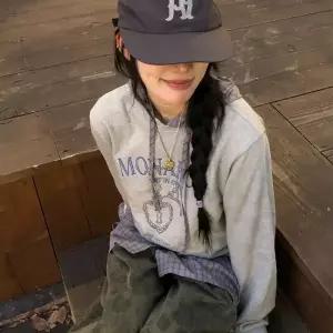 모나크 자수 스웨트셔츠 그레이