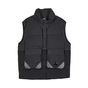 [CP컴퍼니] FW25 남성 에코크롬 R 패딩 조끼 19CMVE028A 006369M 978