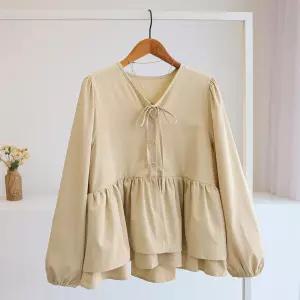 [잇수다] 티파닌 리본 브이넥 이중 캉캉 플레어 퍼프 블라우스