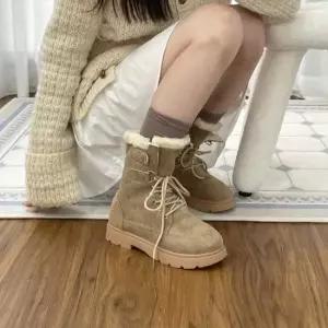 여성통굽부츠 워커 디자인 스웨이드 소재 털 안감 스트랩 미들부츠