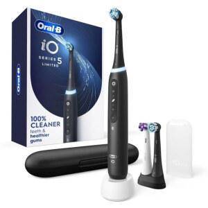 ORAL-B IO 딥 클린 + 화이트닝 전동 2분 충전식 청소 5가지 리필 제한 블랙 보이는 압력 케이스 센서, 여행용 3개, 헤드 설정, 칫솔, 타이머, 칫솔 홀더, 및 1개, 눈에 IO5
